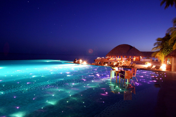 Nếu có cơ hội đến thăm thiên đường mặt đất Maldives thì đừng bỏ qua bữa tối kỳ diệu trên mặt nước tại The Huvafen Fushi Resort nhé.